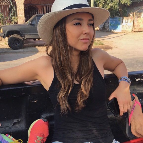 Meet the Parisian Posher - Marie-Charlotte - Picture 3 of 8